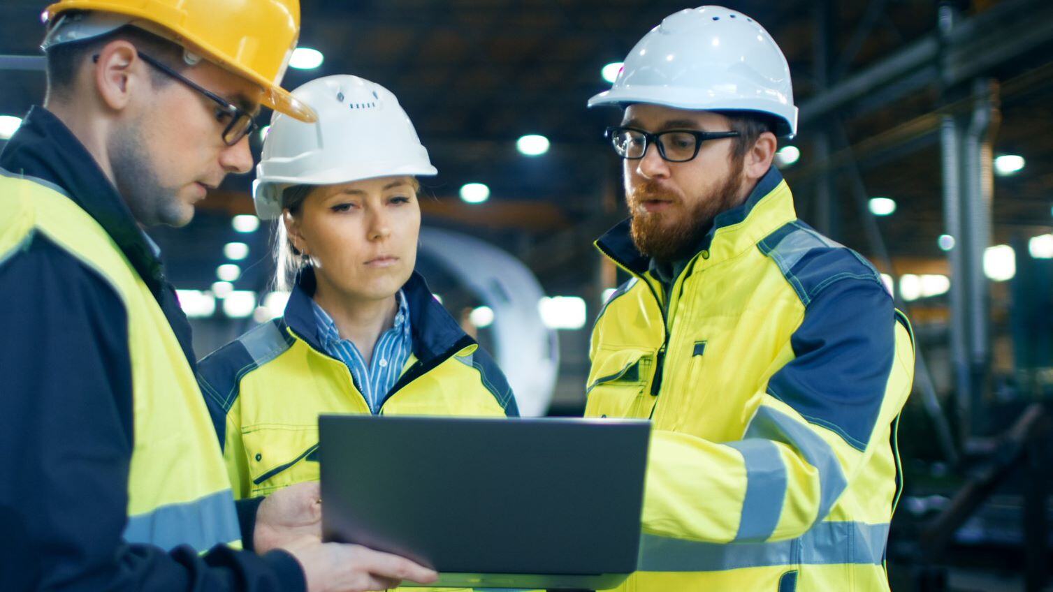 Pillar-SDS-Case study-three people with hard hats looking at screen