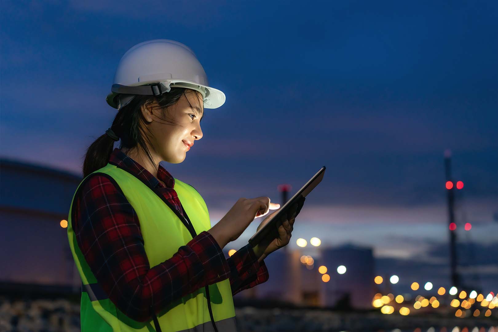 woman-wearing-hardhat-checking-tablet